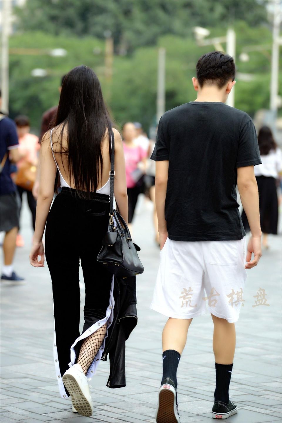 街拍:姑娘提高裤子,让身材看起来更加高挑