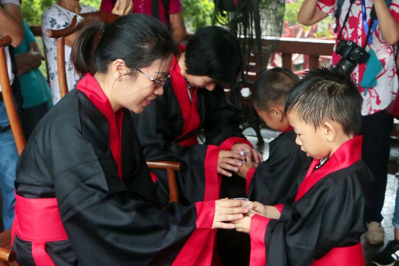 孩子向老师敬茶.