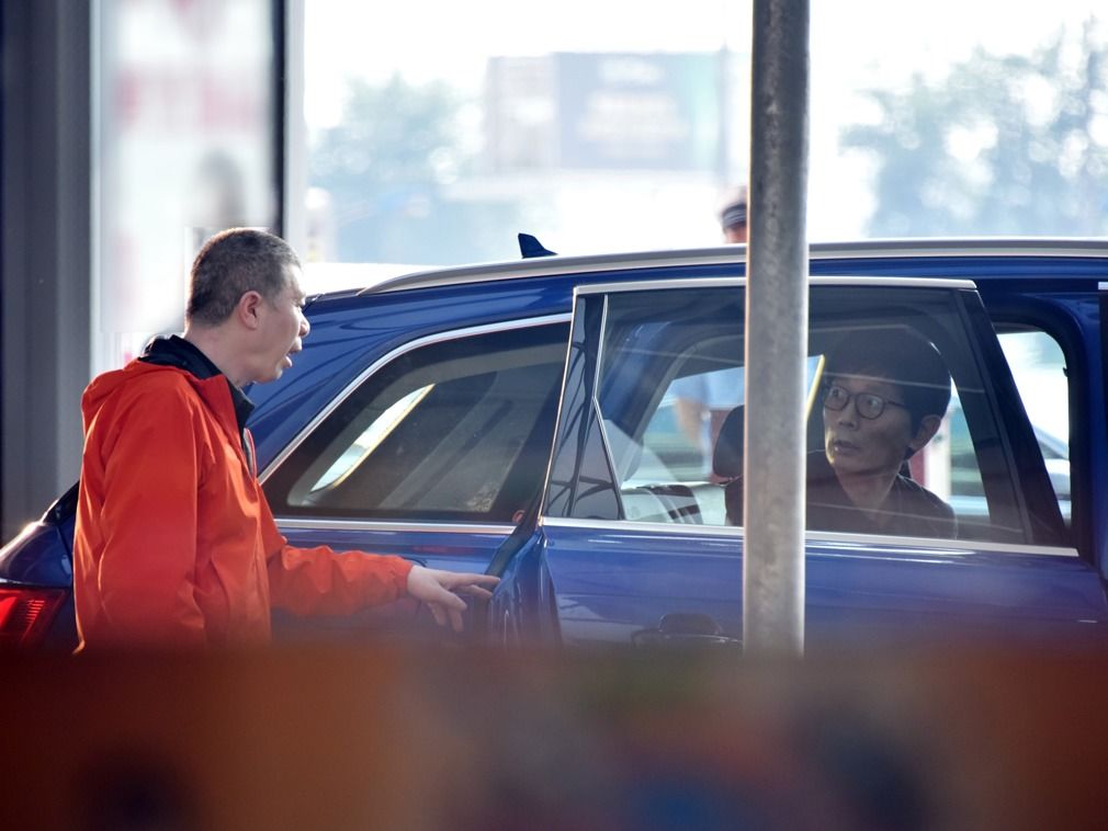 无惧崔永元手机2照常拍摄 片场照首曝光