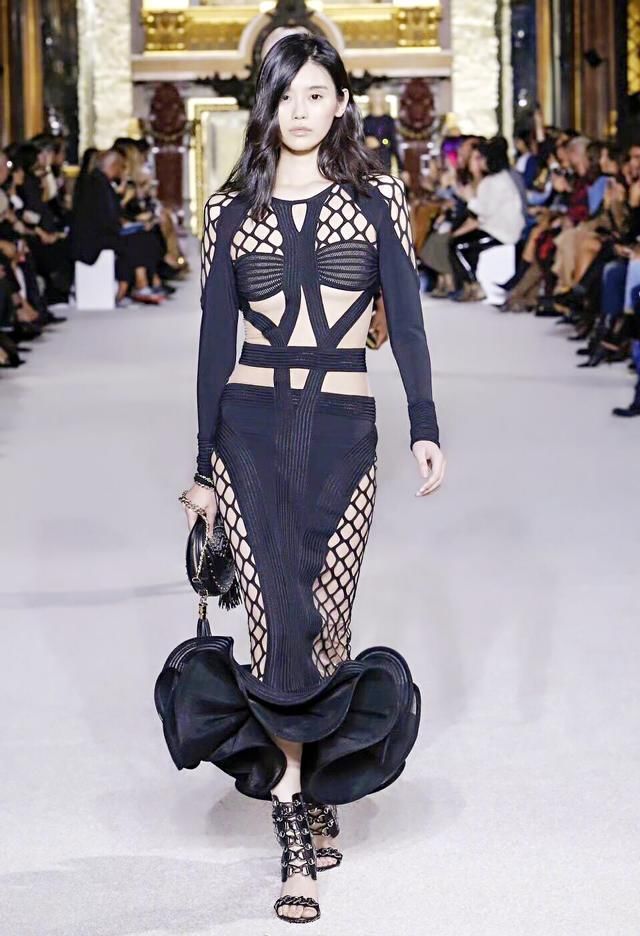 奚梦瑶跌倒后再次登上巴黎时装秀,楼半身性感