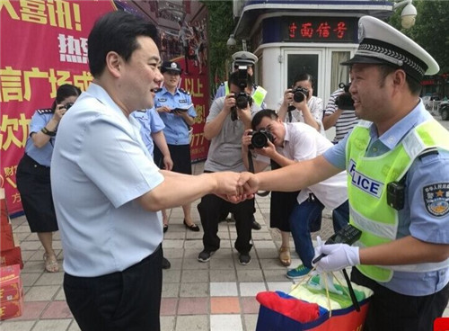 方城县委书记褚清黎慰问一线执勤干警 方城县委书记褚清黎慰问一线执勤干警