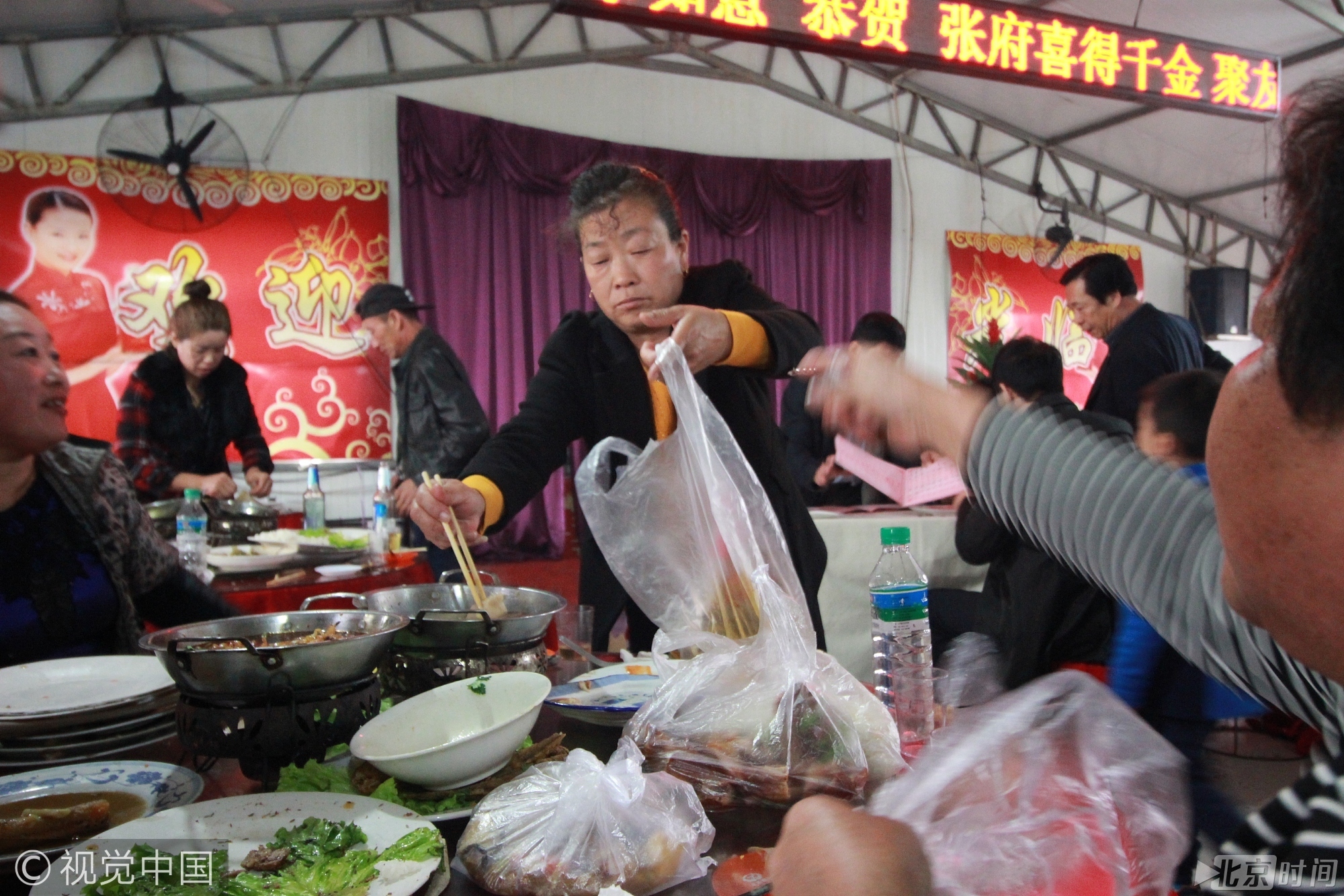 等到酒足饭饱时，实惠的农村人还不忘将桌上吃剩下的菜打包带走，绝对是吃不了“兜”着走，以行动践行着光盘是最光荣的。