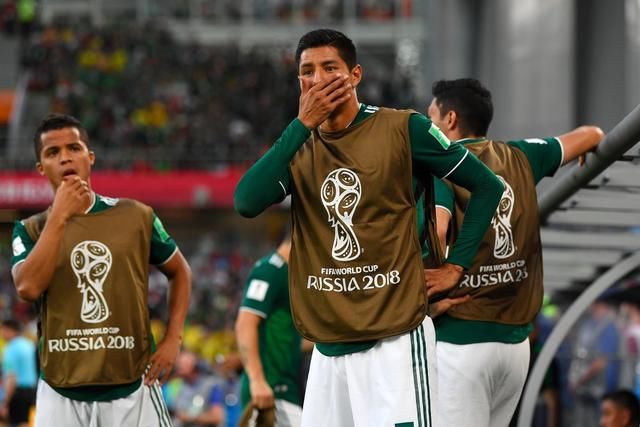 墨西哥是怎么向场内球员通报韩国对德国比分的