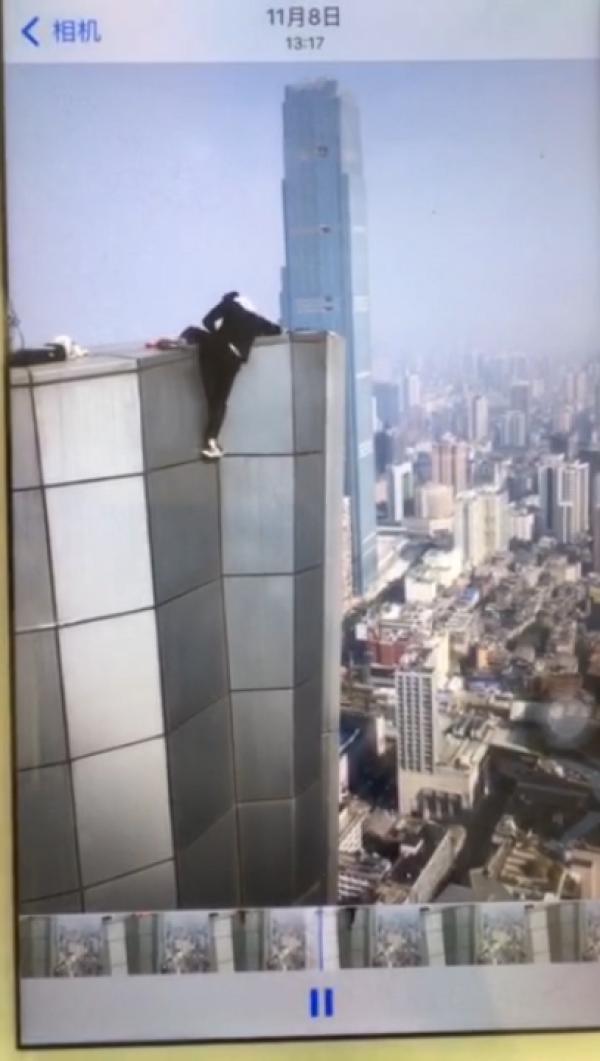 “高空极限运动第一人”吴永宁坠亡前影像曝光，生前曾挣扎