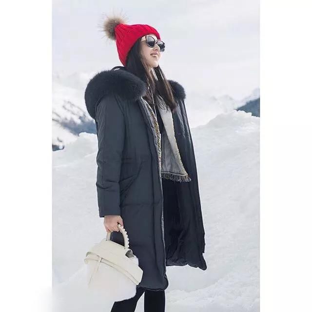 刘强东章泽天夫妇新出的雪地街拍,网友:羽绒服