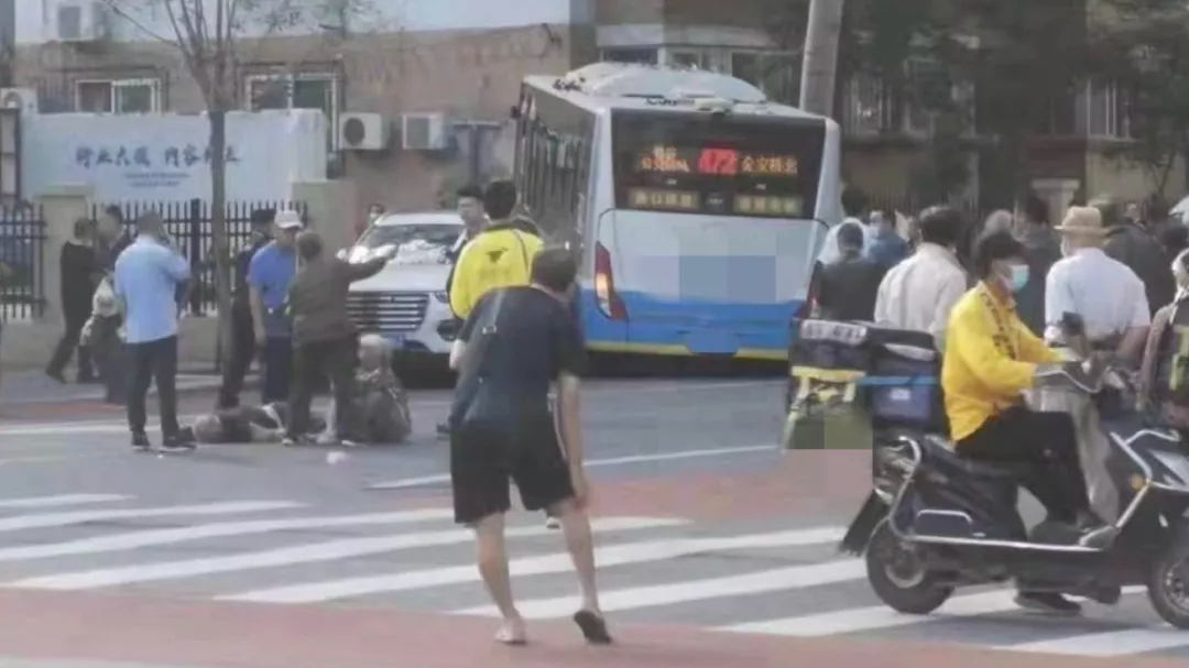 记者再访北京472路车祸路口，附近居民：很多司机不礼让斑马线…