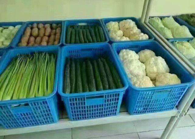 部队中的食堂物品摆放得整整齐齐,很美观还不