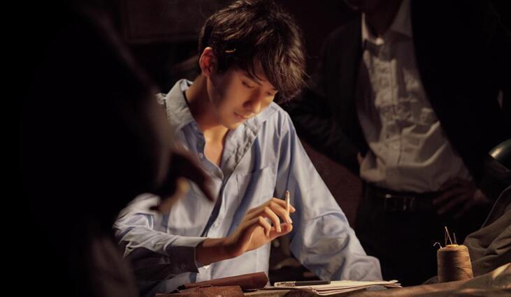 在最新上线的第五集《丐帮江湖》里,男主人公江南皮革厂的老板黄鹤因