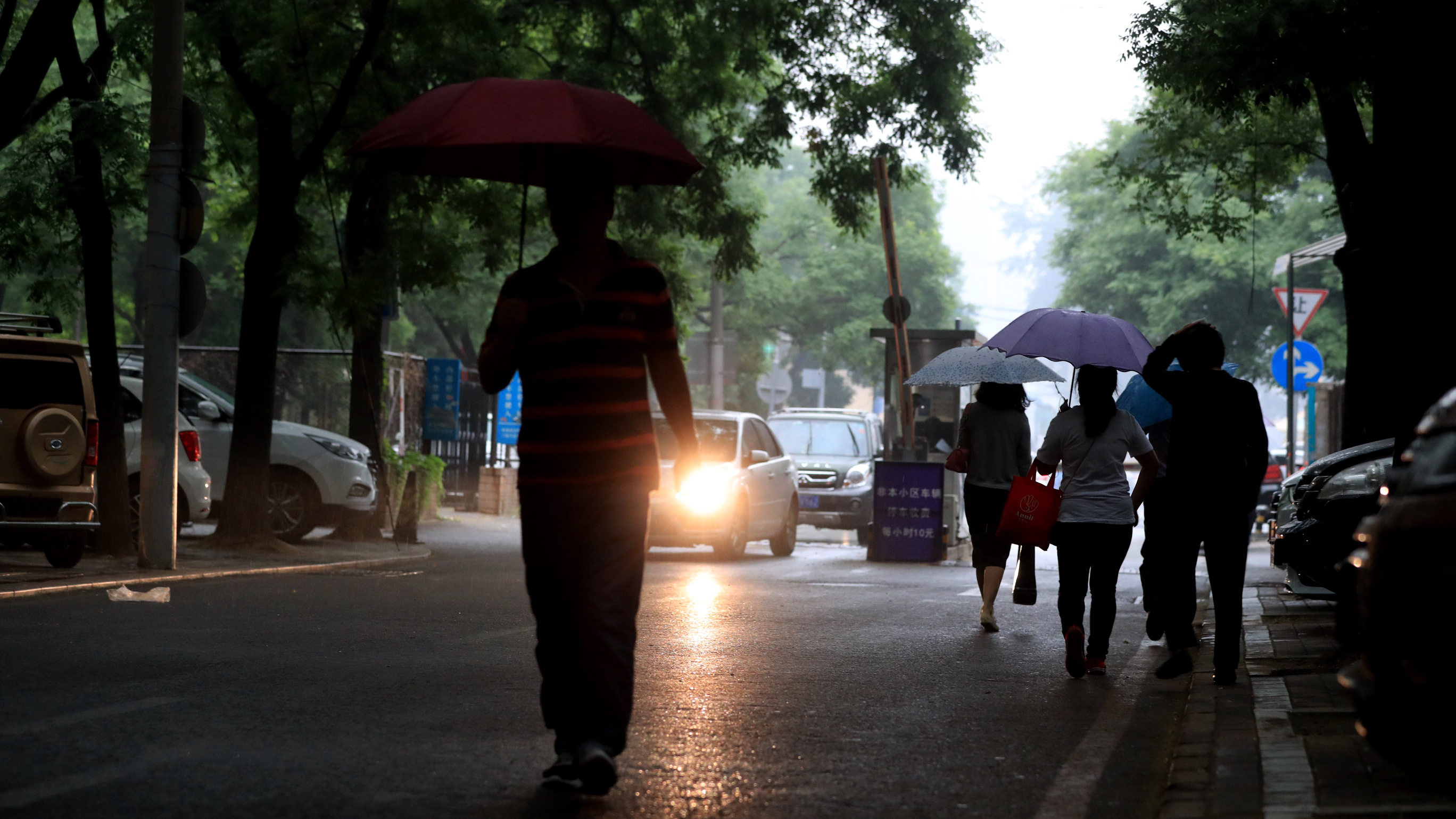 北京：明显雷雨预计持续到晚8时，明天仍有大风