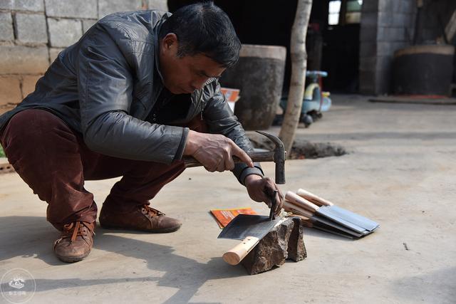 农村铁匠手工锻刀三十年,刀上刻字如手写 农村铁匠手工锻刀三十年,刀上刻字如手写