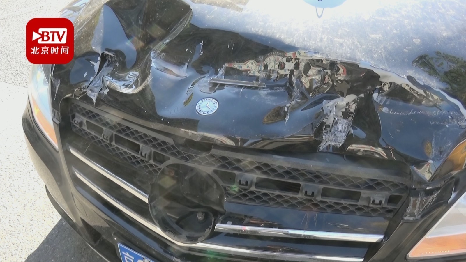 前车避险急刹车 后车跟车过近酿追尾 前车避险急刹车 后车跟车过近酿追尾