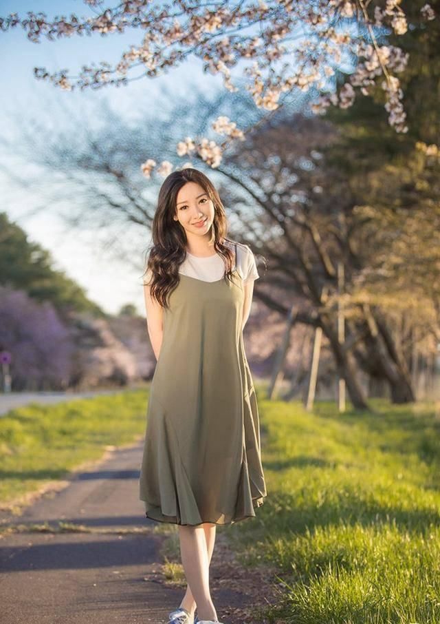 柳岩穿抹胸连衣裙参加活动,优雅高贵尽显好身