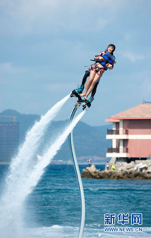 游客在教练指导下体验空中飞人项目.新华网发(童国强摄)