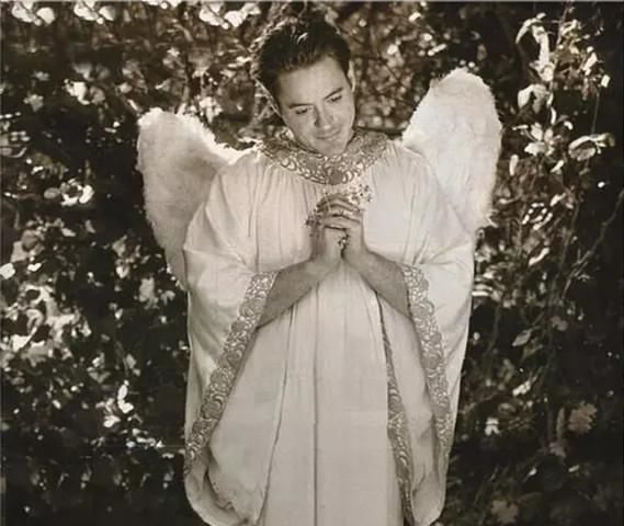 他是世界上最贵的演员,从小长得好看,靠老婆