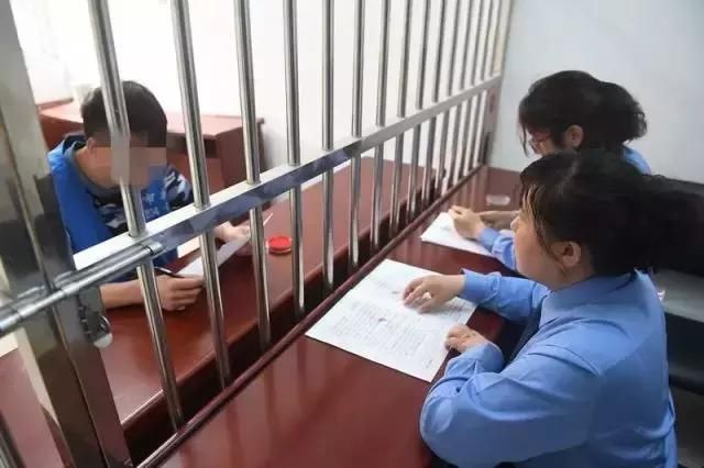 嚣张!侮辱消防战士,叫嚣拘留算什么,坐牢我都