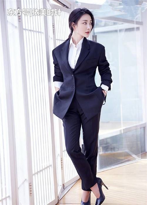 柳岩时尚造型全程夹紧手臂,是怕抹胸裙掉下来