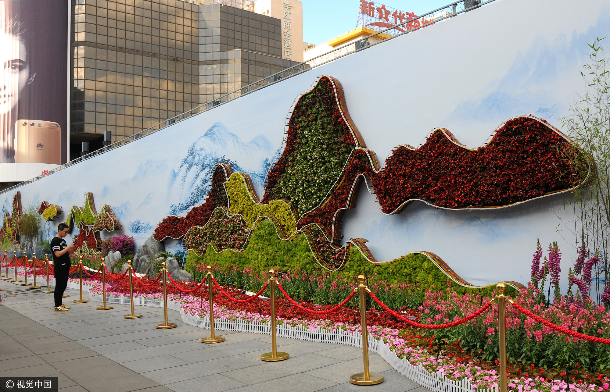 2017年5月14日,北京天高云淡,在西单街头,一组运用垂直绿化系统结合时令花卉的立体工艺植物生态墙完工亮相,庆贺“一带一路”高峰论坛召开。