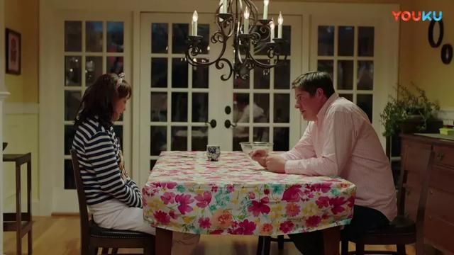 穿着老气的牛莉背着张嘉译约会还敢求复合,她