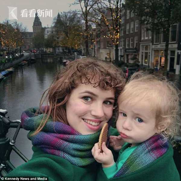 据英国《每日邮报》29号报道,在英国有一位母亲,她一直坚持用母乳喂养