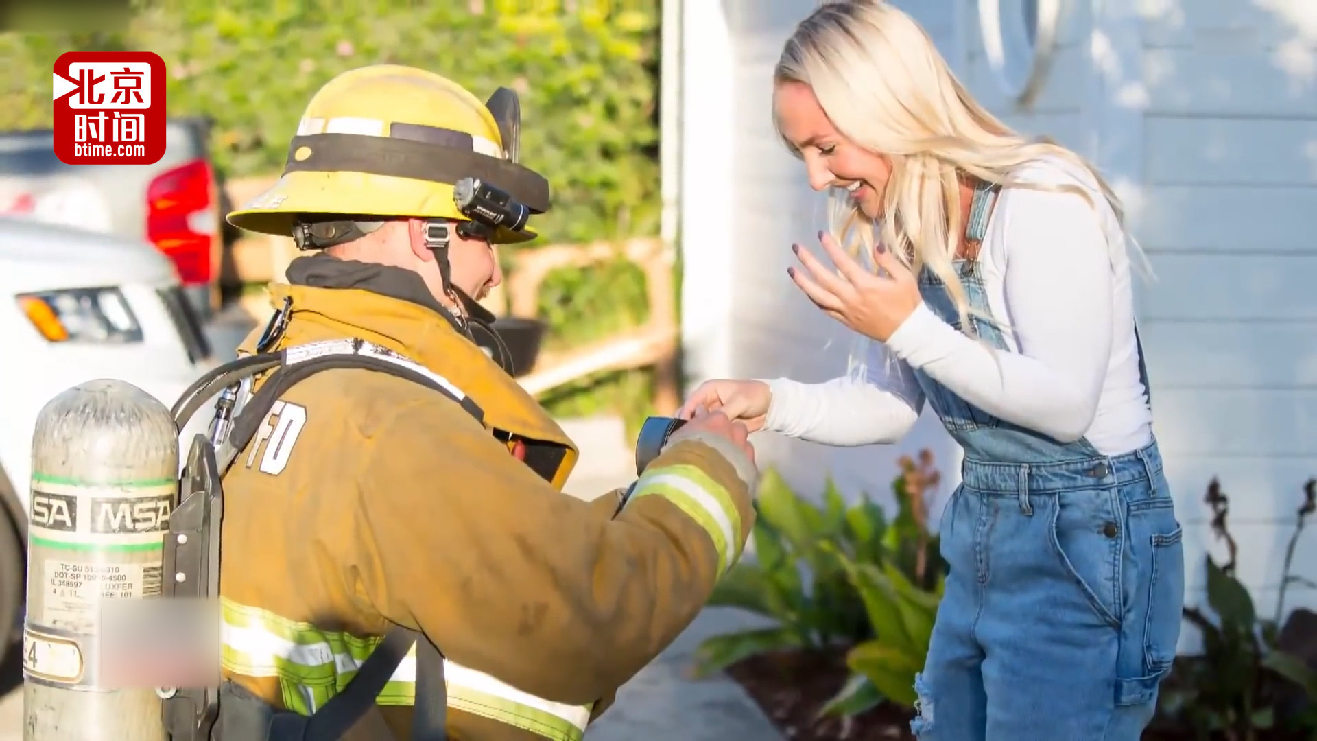 男友力MAX？美国消防员为求婚自编自导自演救火 你怎么看？