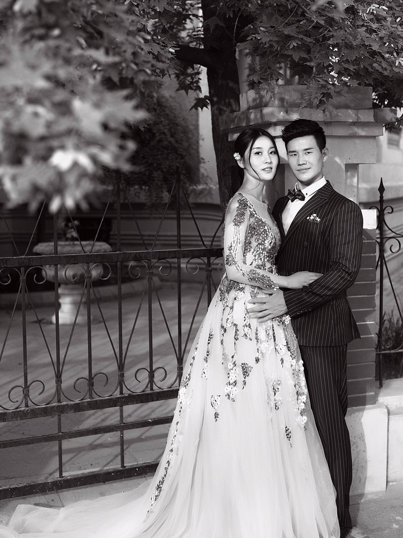 "嘎子"谢孟伟婚纱照曝光 娇妻外形不输女星