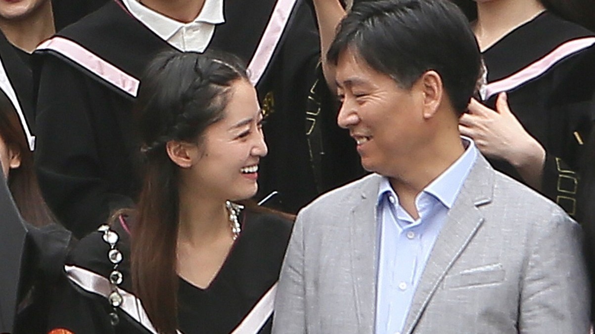 北电张辉与学生娇妻刘熙阳旧照被扒 毕业紧挨合影 两人笑眼相对 北电张辉与学生娇妻刘熙阳旧照被扒 毕业紧挨合影 两人笑眼相对