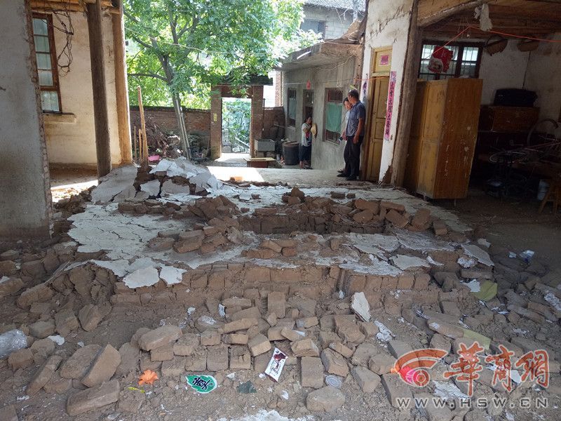 邻居推墙5岁女童被埋 母亲刨砖发现孩子已身亡 邻居推墙5岁女童被埋 母亲刨砖发现孩子已身亡