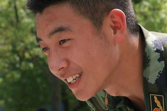 镜头下:雷锋式战士孙茂珲墓地,23岁去世,一个女