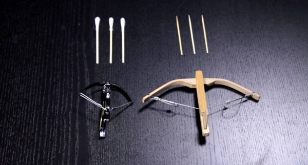 除了弓和弦,两把牙签弩都还附送了一些棉签和牙签作为发射用的子弹