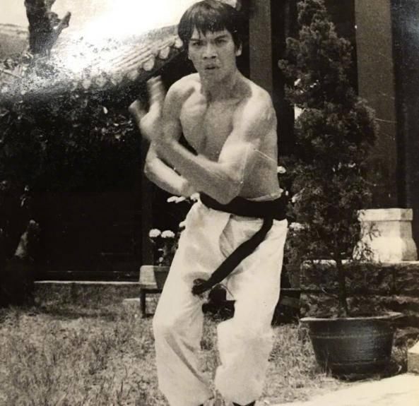 向华强年轻时照片曝光,一身肌肉武术功底好,一