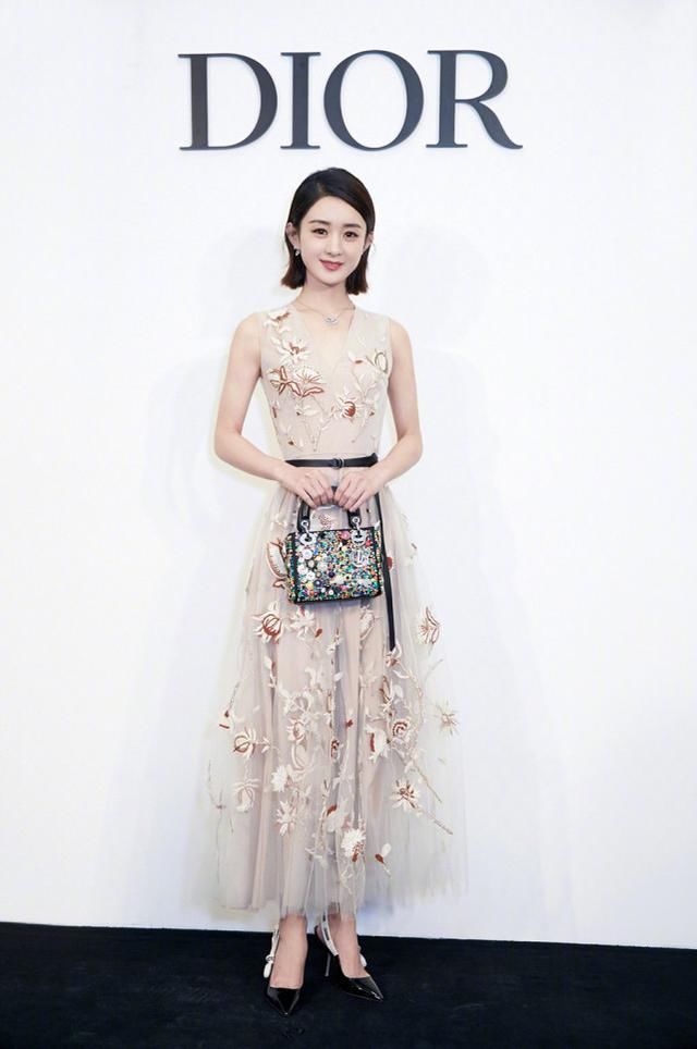 同样是小脚女明星,迪奥对赵丽颖和王子文的待