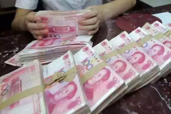 亲妈替儿还债却堵女儿门要钱!姐姐有义务替弟