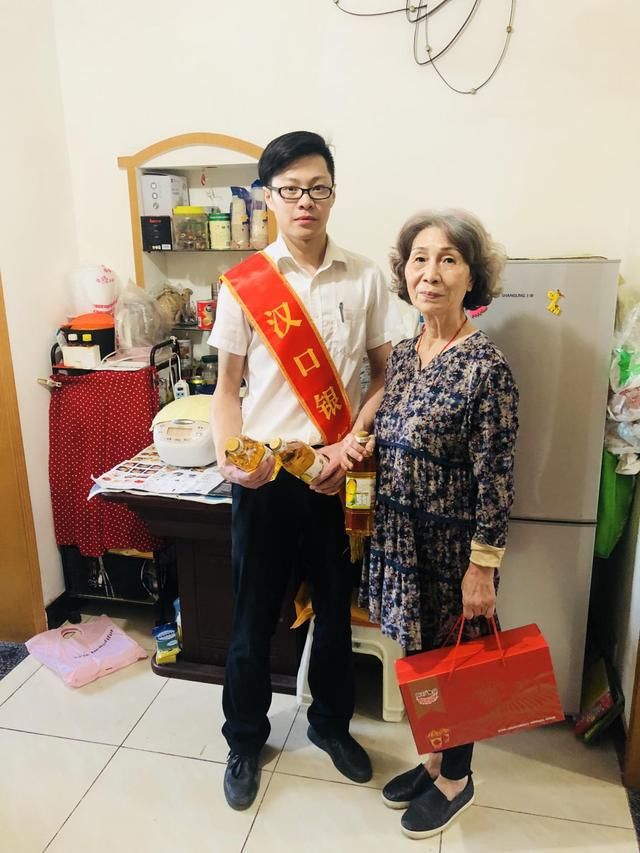 汉口银行江汉支行走进社区开展送温暖活动