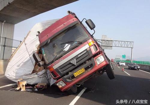 為什麼大貨車容易發生事故?掙錢買小車,遇見大車怎麼辦