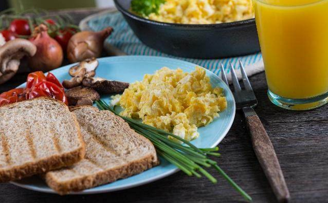 痛风病人能不能吃韭菜炒鸡蛋?痛风能吃韭菜鸡
