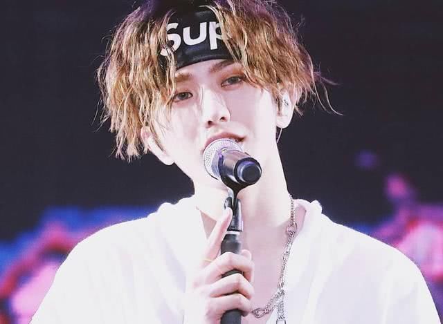 蔡徐坤瘦到裤头都hold不住,舞台上提了裤子11