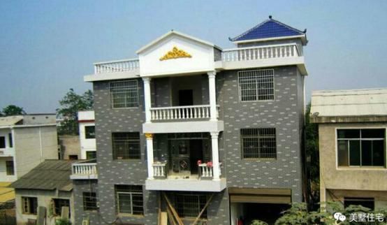 农村网友为撑脸面,贷款30万自建三层半楼房,你