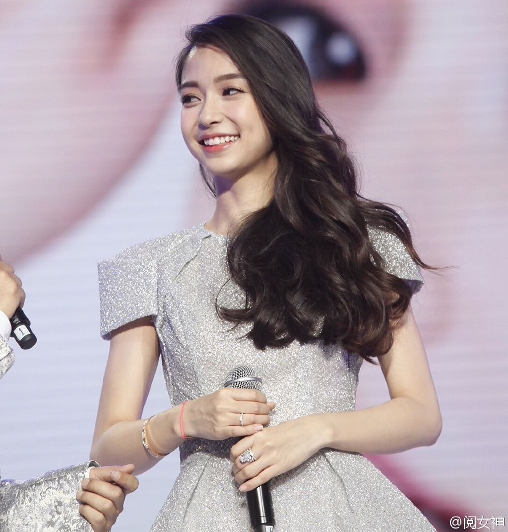 杨颖参加某代言活动,防水台鱼嘴高跟鞋秀出美