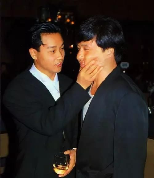 张国荣罕见合照,第一张回首一笑倾城,最后一张