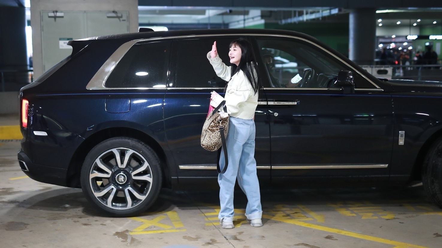 周洁琼获劳斯莱斯接机 王思聪有同款车恰巧当天现身机场 周洁琼获劳斯莱斯接机 王思聪有同款车恰巧当天现身机场
