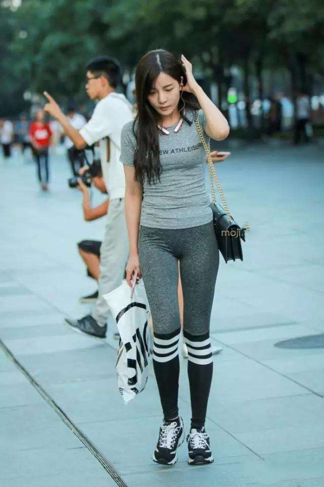 小羽街拍:肥满的紧身裤美女, 身材好的移不开眼