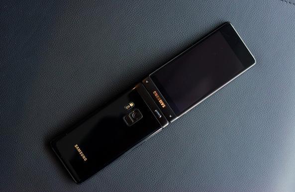 传承经典与创新 三星W2018高端商务翻盖手机