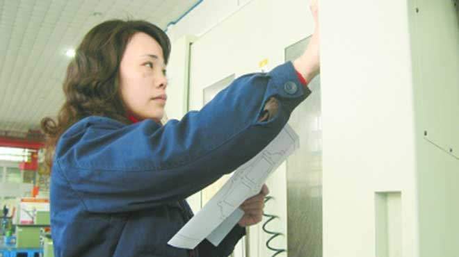 “数控湘女第一人”杨芳:追随新时代 勇做“花木兰” “数控湘女第一人”杨芳:追随新时代 勇做“花木兰”