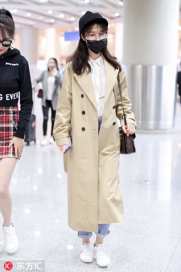 梁田一身清爽简约造型现身机场 湖南台小花丝