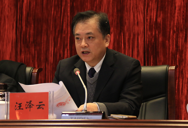 区党工委副书记,管委会副主任汪泽云宣读相关表彰通报. 李紫莹摄