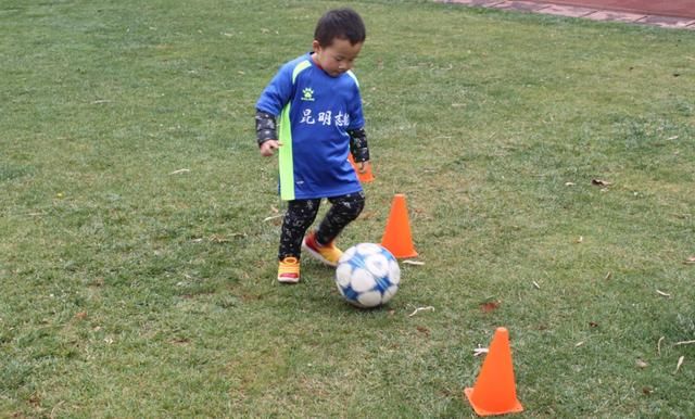 昆明少儿足球训练日志(三)前锋跑位要诀 你造吗