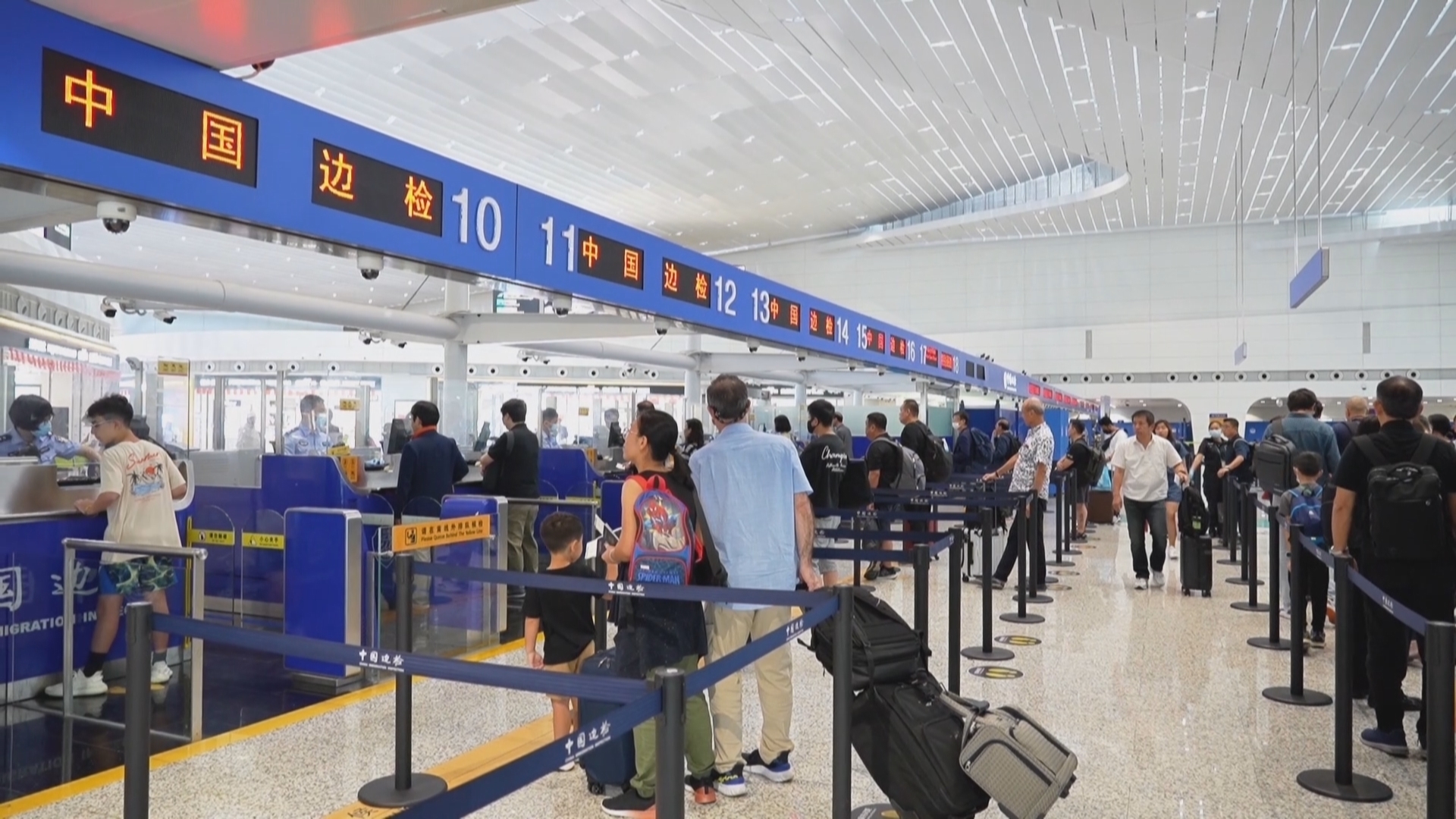 中秋国庆假期日均147.7万人次出入境