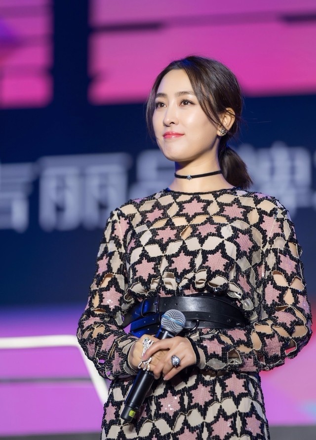 苏早年车模照片曝光,网友:那时真稚嫩,是不是去