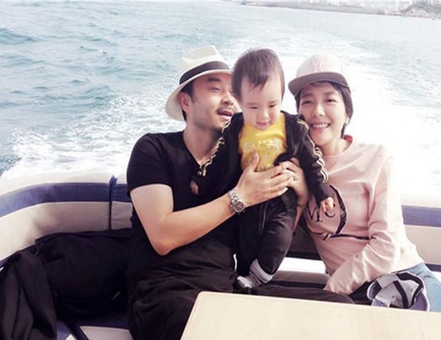 芒果台"最帅"主持人,曾带病主持向观众下跪,今活成最好的样子