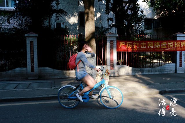 平时丹丹就宅在清远的房子里，她小时候很想拥有一双轮滑鞋，因家里原因没能实现。她后来在车站看到有卖就买了一双，现在有空就在空旷的客厅自己滑着玩。